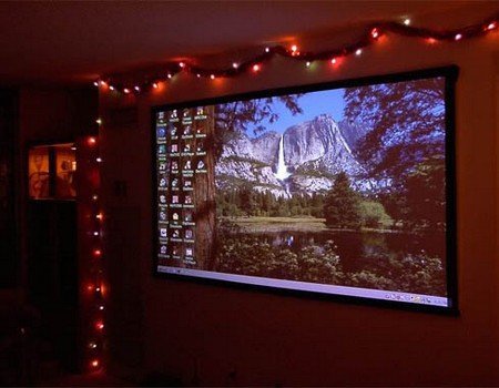 Ngôi nhà này còn có những chiếc máy tính bảng để kiểm tra mọi thứ từ TV cho tới nhiệt độ và ánh sáng