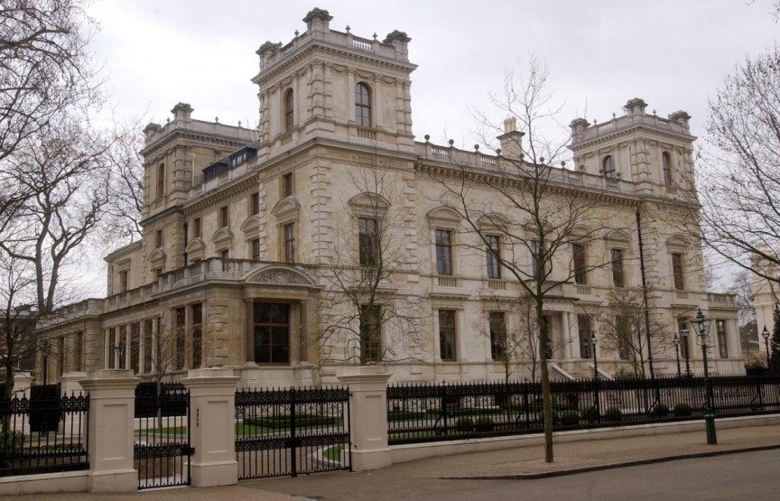 Kensington Palace Gardens, London, Vương quốc Anh. Ông trùm thép Lakshmi Mittal có tổng tài sản ước tính khoảng  16.5 tỷ USD chi 222 triệu USD cho viên ngọc này vào năm 2008. Là một người cha hào phóng, Mittal đã mua một ngôi nhà cho con trai mình từ Noam Gottesman, một tỷ phú nổi tiếng quỹ phòng hộ.
