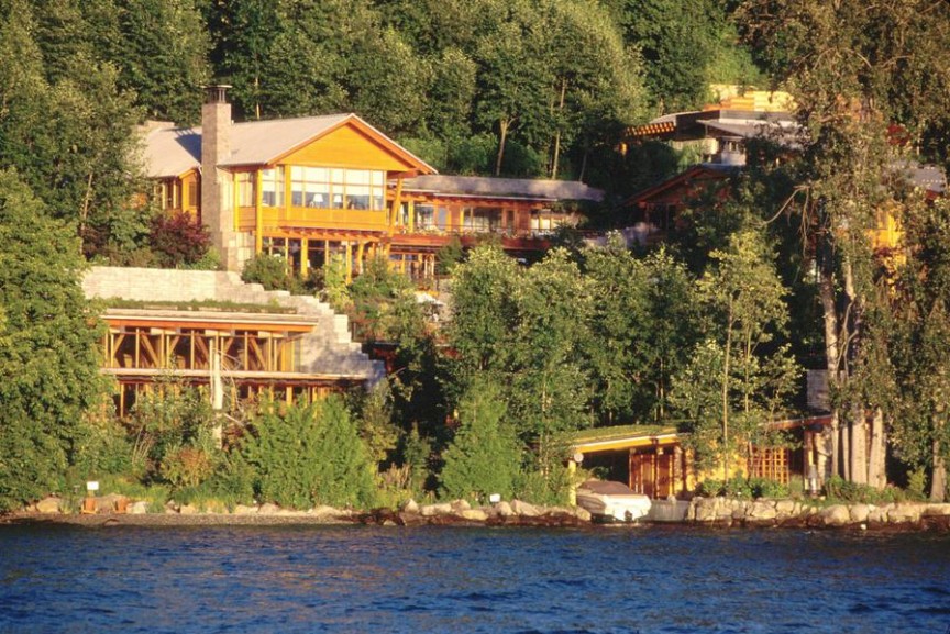 Xanadu 2.0, Seattle, Washington. Là ngôi nhà của nhà từ thiện và người sáng lập Microsoft Bill Gates có tổng tài sản khoảng 67 tỷ USD, người luôn giữ trong top 5 người giàu nhất thế giới. Không ngạc nhiên, ngôi nhà Seattle của Bill Gates Xanadu là một giới thiệu công nghệ cao trị giá hơn 120 triệu USD trong năm 2012. Bên cạnh nhà được xây dựng một thư viện ấn tượng với một phòng đọc sách với mái vòm cùng một phòng tập thể dục 2500 mét vuông, biệt thự trên hồ Washington này còn có một hồ bơi với hệ thống âm nhạc dưới nước.
