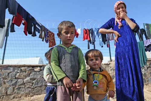 Trẻ em người Kurd sơ t&aacute;n c&ugrave;ng gia đ&igrave;nh tại một trại tị nạn ở Thổ Nhĩ Kỳ sau khi ISIS bao v&acirc;y thị trấn Kobani