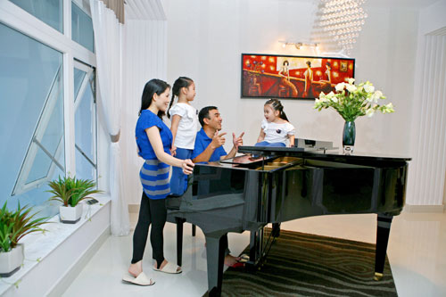 C&acirc;y đ&agrave;n piano ở g&oacute;c ph&ograve;ng kh&aacute;ch m&agrave; Quyền Linh thường cho 2 con g&aacute;i tập h&aacute;t