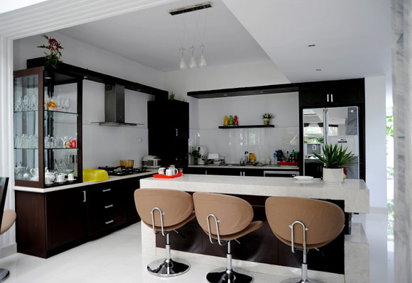 Khu vực bếp v&agrave; b&agrave;n ăn sang trọng 