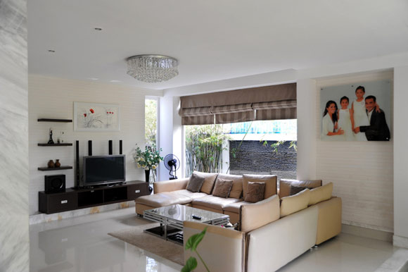 Ph&ograve;ng kh&aacute;ch lầu 1 trong căn biệt thự của Quyền Linh