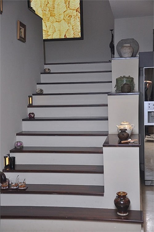Những bình gốm được đặt dọc theo hành lang hướng lên tầng lầu là điểm đặc trưng của ngôi nhà