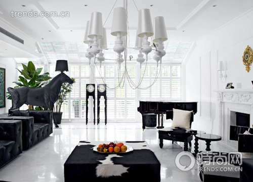 Gam màu đen trắng là gam màu yêu thích của cả hai vợ chồng, tạo nên nét đẹp đơn giản nhưng hiện đại và tinh tế. Phòng khách có diện tích rộng trở nên bớt trống trải và sang trọng hơn khi đặt sofa lớn bằng da cao cấp Gam màu đen trắng là gam màu yêu thích của cả hai vợ chồng, tạo nên nét đẹp đơn giản nhưng hiện đại và tinh tế. Phòng khách có diện tích rộng trở nên bớt trống trải và sang trọng hơn khi đặt sofa lớn bằng da cao cấp