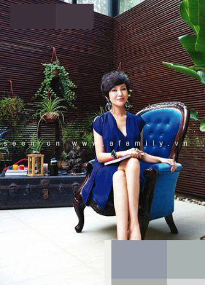 Căn nhà được thiết kế theo phong cách hiện đại, trẻ trung và mang nét cá tính rất riêng của bà xã Lục Nghị. Được biết, tất cả việc sắp xếp, bài trí và ý tưởng của ngôi nhà đều là do một tay Bào Lôi thể hiện Căn nhà được thiết kế theo phong cách hiện đại, trẻ trung và mang nét cá tính rất riêng của bà xã Lục Nghị. Được biết, tất cả việc sắp xếp, bài trí và ý tưởng của ngôi nhà đều là do một tay Bào Lôi thể hiện