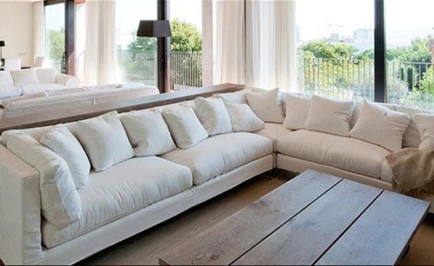 Phòng khách được bố trí lấy màu trắng làm tông màu chủ đạo