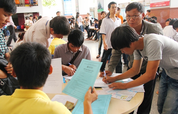 Sinh vi&ecirc;n phải chuẩn bị những giấy tờ cần thiết trước khi nhập học Đại học, cao đẳng