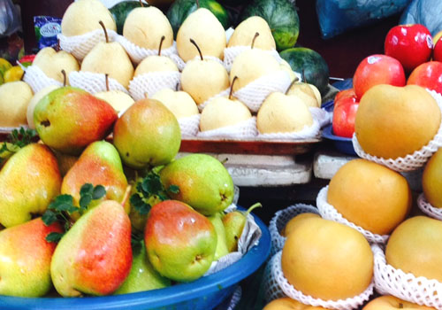 L&ecirc; H&agrave;n Quốc m&agrave;u v&agrave;ng cam, l&ecirc; Austraulia m&agrave;u đỏ v&agrave;ng bị tr&aacute;o với l&ecirc; Trung Quốc m&agrave;u trắng v&agrave;ng nhạt