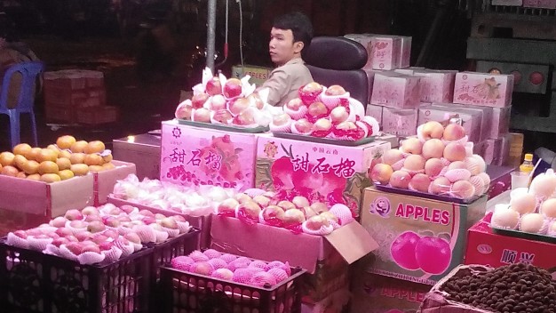 Tr&aacute;i c&acirc;y Trung Quốc tr&agrave;n ngập thị trường Việt