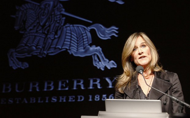 Từng là CEO của Burberry, Angela Ahrendts đ&ecirc;́n Apple với tham vọng bi&ecirc;́n nó thành m&ocirc;̣t thương hi&ecirc;̣u sang trọng