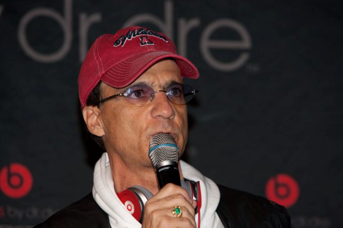 Jimmy Iovine là một t&ecirc;n tu&ocirc;̉i s&aacute;ng tạo c&oacute; kinh nghiệm trong ng&agrave;nh c&ocirc;ng nghiệp &acirc;m nhạc với hy vọng kh&ocirc;i phục iTunes