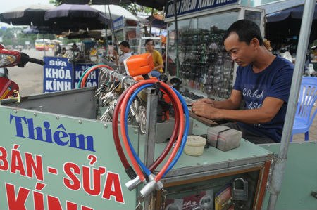 Nghề đ&aacute;nh kh&oacute;a cũng kiếm kh&ocirc;ng &iacute;t