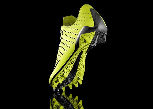 Nike cũng đang sử dụng m&aacute;y in 3D để tạo đ&ecirc;́ cho dòng Nike Vapor Laser Talon - m&ocirc; hình giày cho bóng đá.