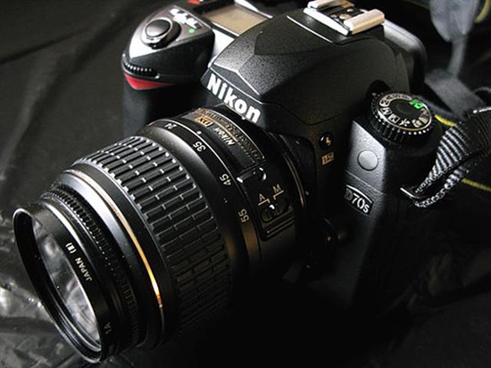 Nikon l&agrave; nh&agrave; sản xuất m&aacute;y ảnh nổi tiếng v&igrave; lỗi pin