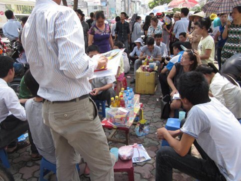 Nở rộ những dịch vụ ăn theo m&ugrave;a thi đại học 2014