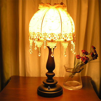 Đ&egrave;n ngủ để b&agrave;n. Ảnh minh họa