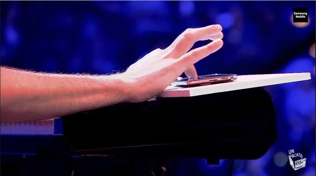 7h:59: Samsung bắt đầu buổi trình diễn bằng 1 ban nhạc biểu diễn live trên chiếc Note 3