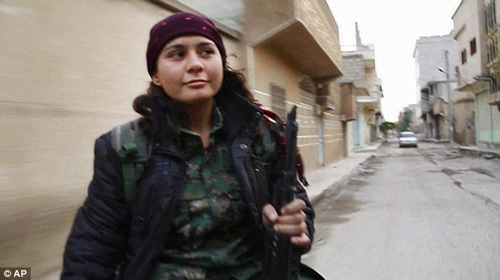 Pervin Kobani, nữ chiến binh tham gia v&agrave;o mặt trận chống khủng bố IS