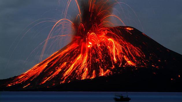 N&uacute;i lửa Krakatau phun tr&agrave;o dữ dội