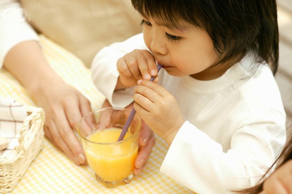 Nước ép trái cây chứa hàm lượng đường vượt cả Cocacola rất dễ gây hại cho trẻ