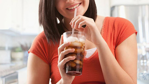 Uống qu&aacute; nhiều nước ngọt c&oacute; ga sẽ hại đường ti&ecirc;u h&oacute;a