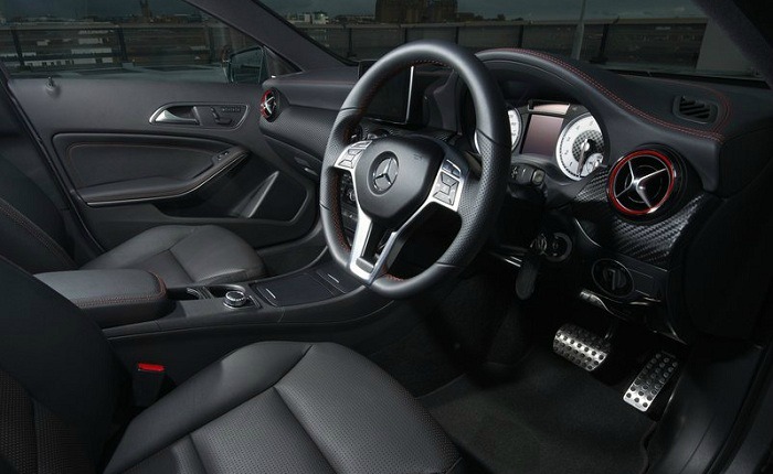 Nội thất của Mercedes A250 Sport AMG được thiết kế h&agrave;i h&ograve;a mang phong c&aacute;ch thể thao 