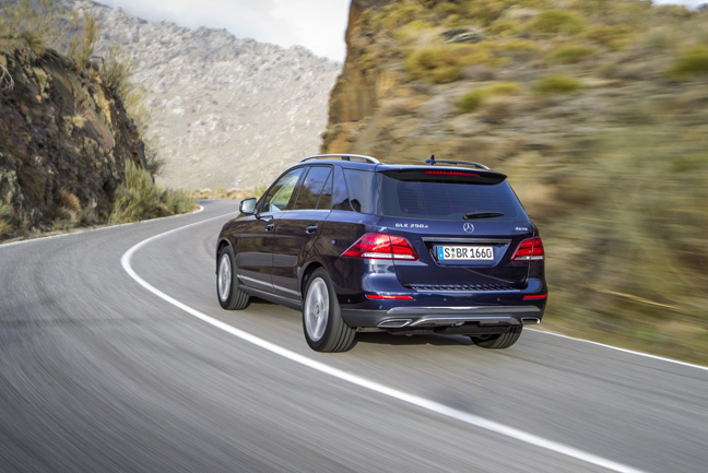 Mercedes cũng đưa ra một biến thể hybrid cắm sạc mang t&ecirc;n GLE 500e
