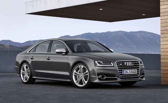 Audi S8 tạo n&ecirc;n sự kh&aacute;c biệt với A8 bởi c&aacute;nh gi&oacute; lớn ph&iacute;a sau