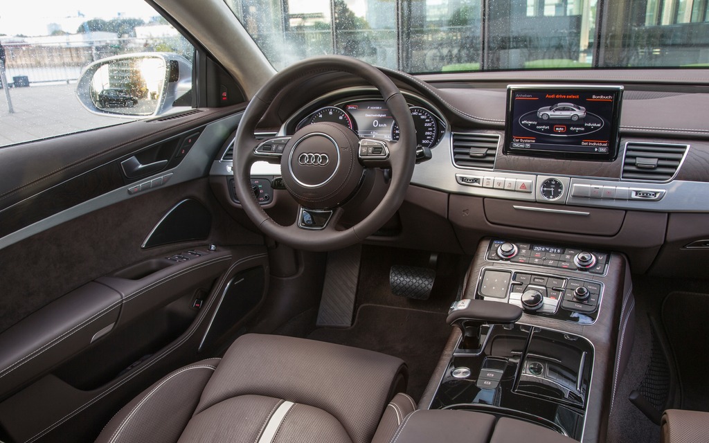 Xe Audi S8 sẽ tiếp tục sử dụng c&ugrave;ng loại động cơ 4 l&iacute;t V8 tăng &aacute;p turbin k&eacute;p