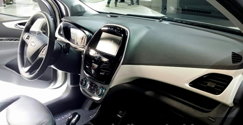 Nội thất Chevrolet Spark 2016 với vật liệu chất lượng cao hơn cũng như t&iacute;ch hợp c&aacute;c c&ocirc;ng nghệ mới