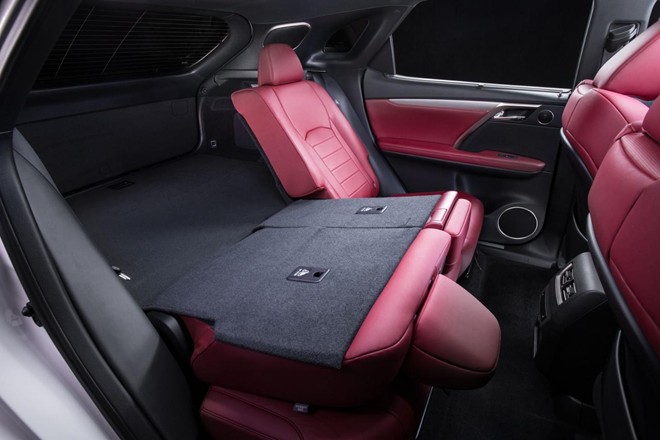 Kh&ocirc;ng gian nội thất của xe Lexus RX mang lại sự phấn kh&iacute;ch khi bước v&agrave;o b&ecirc;n trong