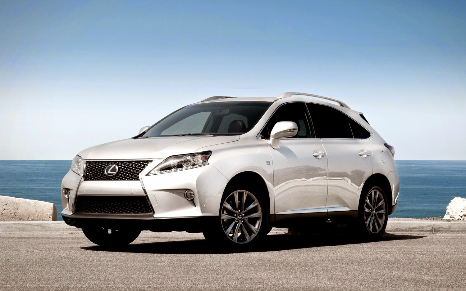 Thiết kế của Lexus RX vẫn mềm mại hơn người anh em NX