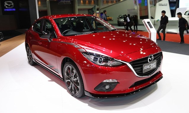 Xe Mazda 3 Racing Series nổi bật hơn nhờ tem d&aacute;n ở tr&ecirc;n đ&egrave;n pha