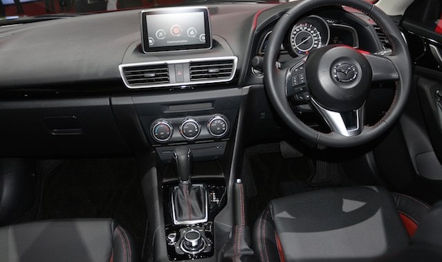 Về nội thất, xe Mazda 3 Racing Series lấy t&ocirc;ng m&agrave;u đen l&agrave;m chủ đạo 