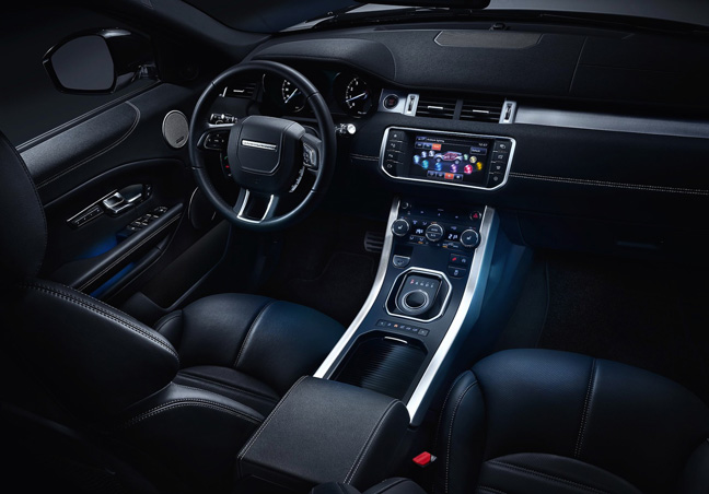 &Ocirc; t&ocirc; Range Rover Evoque mới sử dụng nhiều vật liệu mềm hơn nhằm đem đến cảm gi&aacute;c cao cấp trong nội thất