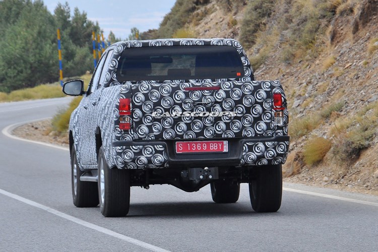 Ph&iacute;a sau xe &ocirc; t&ocirc; Toyota Hilux mới được h&eacute; lộ