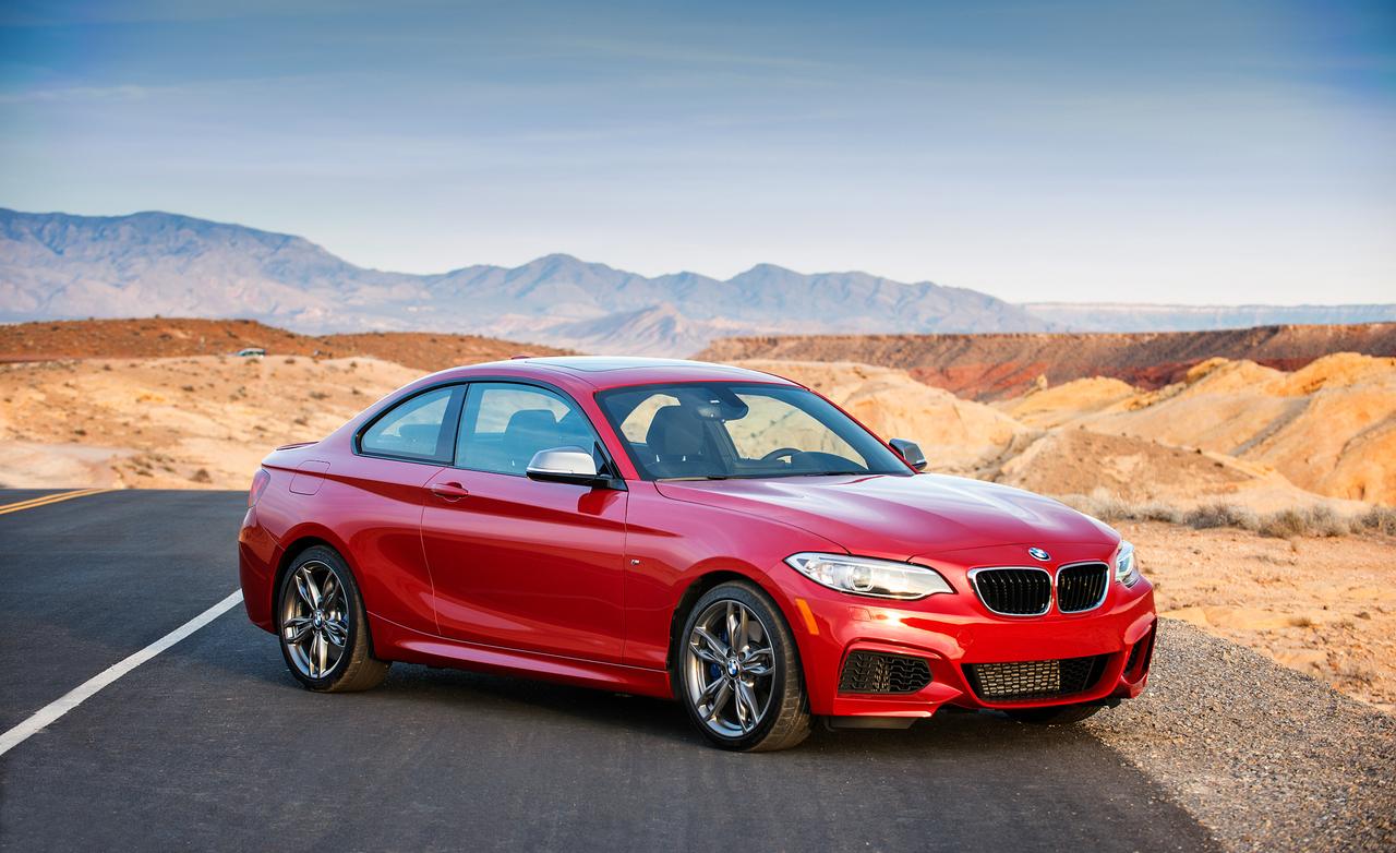 BMW M235i l&agrave; mẫu xe gi&aacute; đ&igrave;nh th&iacute;ch hợp cho những chuyến du lịch ở nhiều địa h&igrave;nh