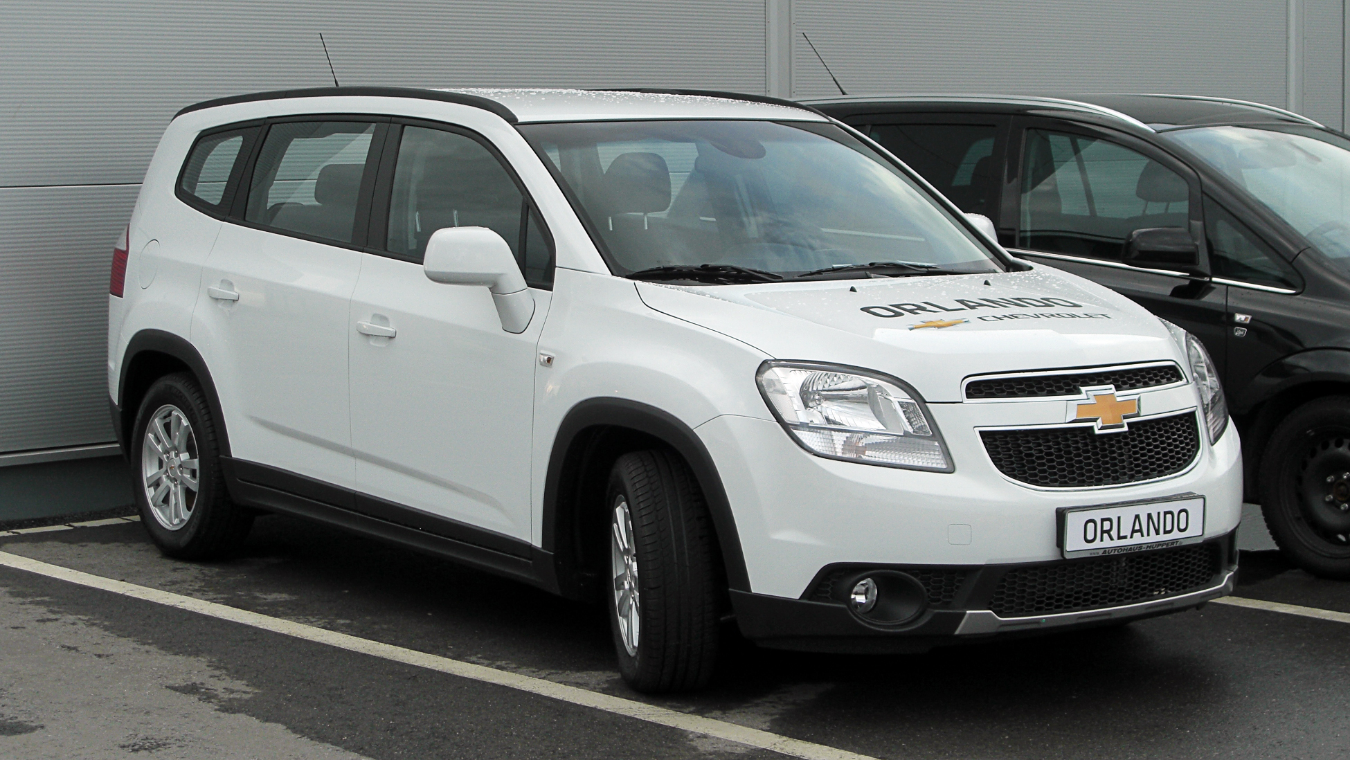 Chevrolet Orlando sở hữu kiểu d&aacute;ng chắc chắn, mạnh mẽ c&ugrave;ng nhiều trang bị hiện đại