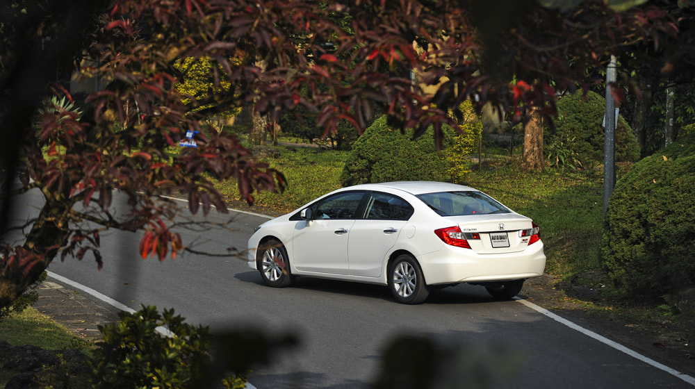 Civic 2015 c&oacute; gi&aacute; b&aacute;n lẻ đề xuất l&agrave; 780.000.000 VNĐ đối với bản 1.8 AT 