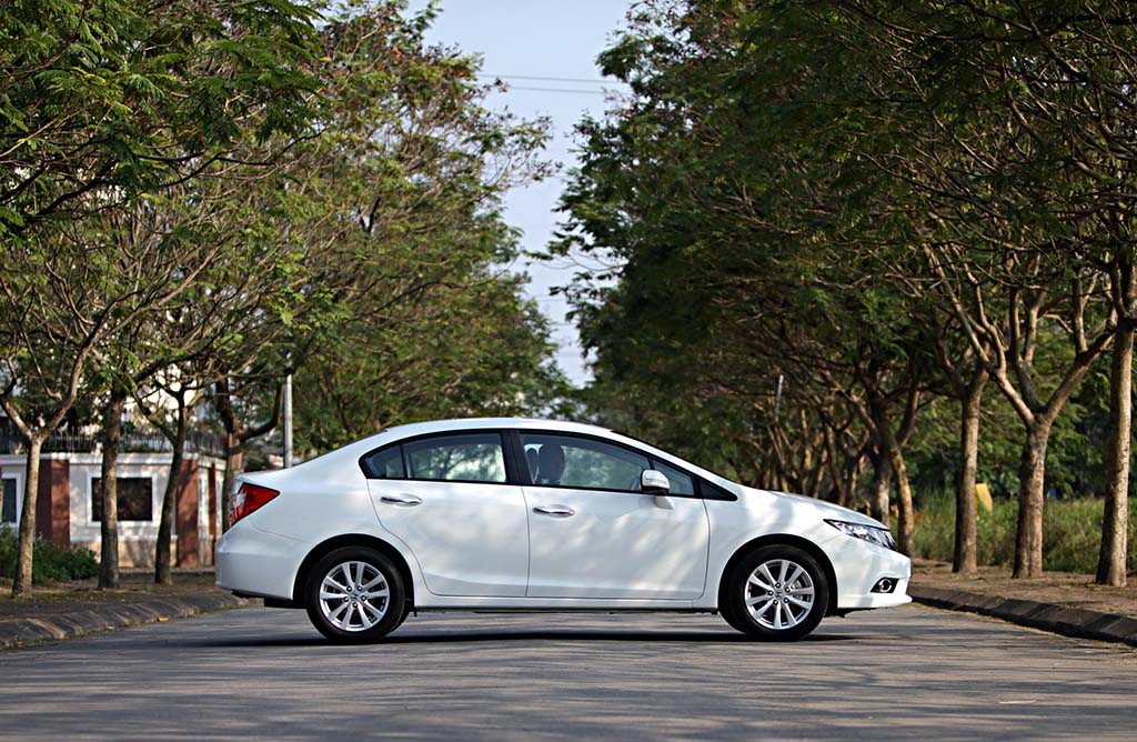 Kh&ocirc;ng chỉ c&oacute; kiểu d&aacute;ng thể thao, trang bị hệ thống tiết kiệm nhi&ecirc;n liệu, Civic 2015 c&ograve;n được biết đến l&agrave; mẫu &ocirc; t&ocirc; gi&aacute; rẻ