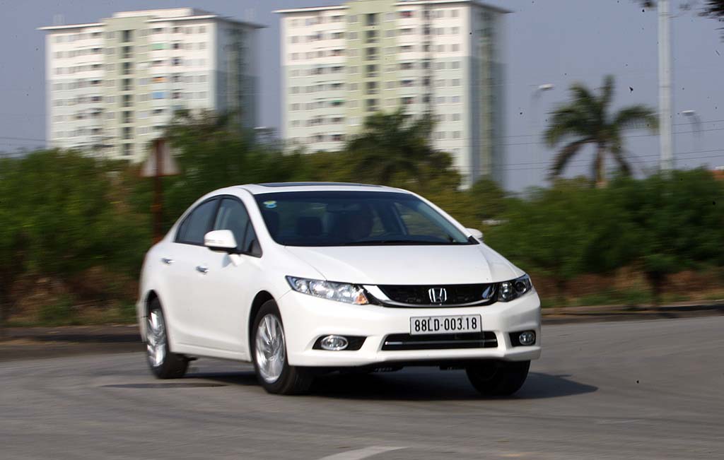 Civic 2015 l&agrave; mẫu &ocirc; t&ocirc; gi&aacute; rẻ với những thay đổi về thiết kế cũng như bổ sung nhiều tiện &iacute;ch ti&ecirc;n tiến v&agrave; hữu dụng