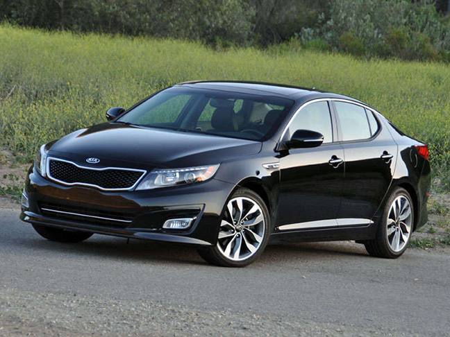 Đưa ra thị trường với mức gi&aacute; thấp hơn c&aacute;c đối thủ cạnh tranh, Kia Optima 2015 hứa hẹn l&agrave; mẫu &ocirc; t&ocirc; gi&aacute; rẻ được nhiều người lựa chọn
