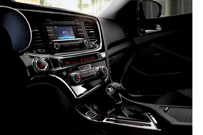 Kia Optima 2015 l&agrave; mẫu &ocirc; t&ocirc; gi&aacute; rẻ g&acirc;y ấn tượng bởi t&iacute;nh c&ocirc;ng nghệ v&agrave; sang trọng
