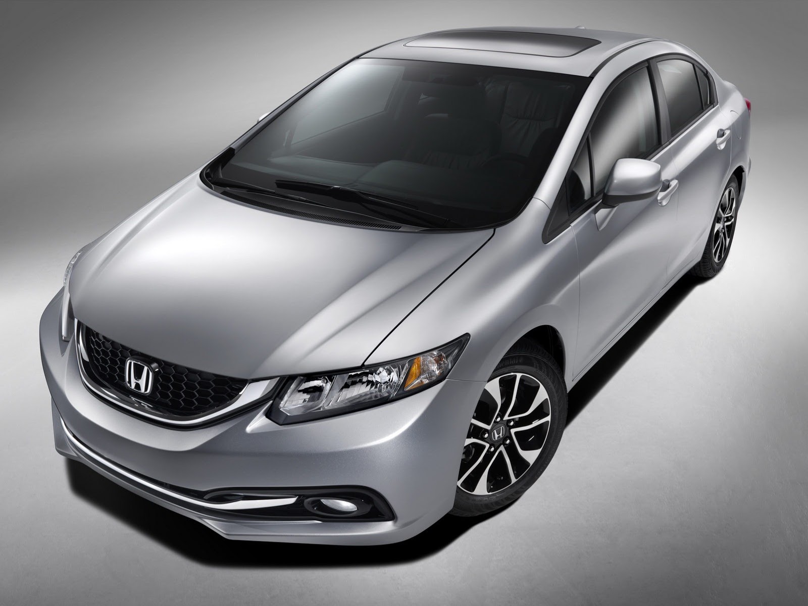 Honda Civic 2013 l&agrave; một trong những mẫu &ocirc; t&ocirc; gi&aacute; rẻ, chất lượng tốt cho nh&acirc;n vi&ecirc;n văn ph&ograve;ng