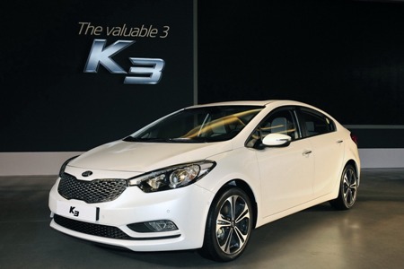 &Ocirc; t&ocirc; Kia K3 thiết kế với phần đu&ocirc;i xe được vun cao nhưng tr&ocirc;ng gọn h&agrave;ng hơn