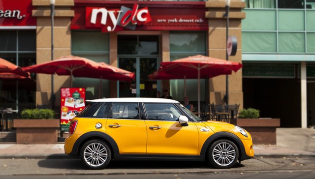 Nội thất của &ocirc; t&ocirc; MINI Cooper mới cung cấp kh&ocirc;ng gian vừa vặn cho 5 người