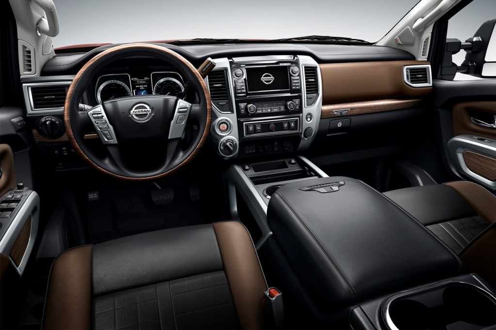 Nội thất của &ocirc; t&ocirc; Nissan Titan mới kh&aacute; sang trọng với những chi tiết trang tr&iacute; bằng da v&agrave; vải
