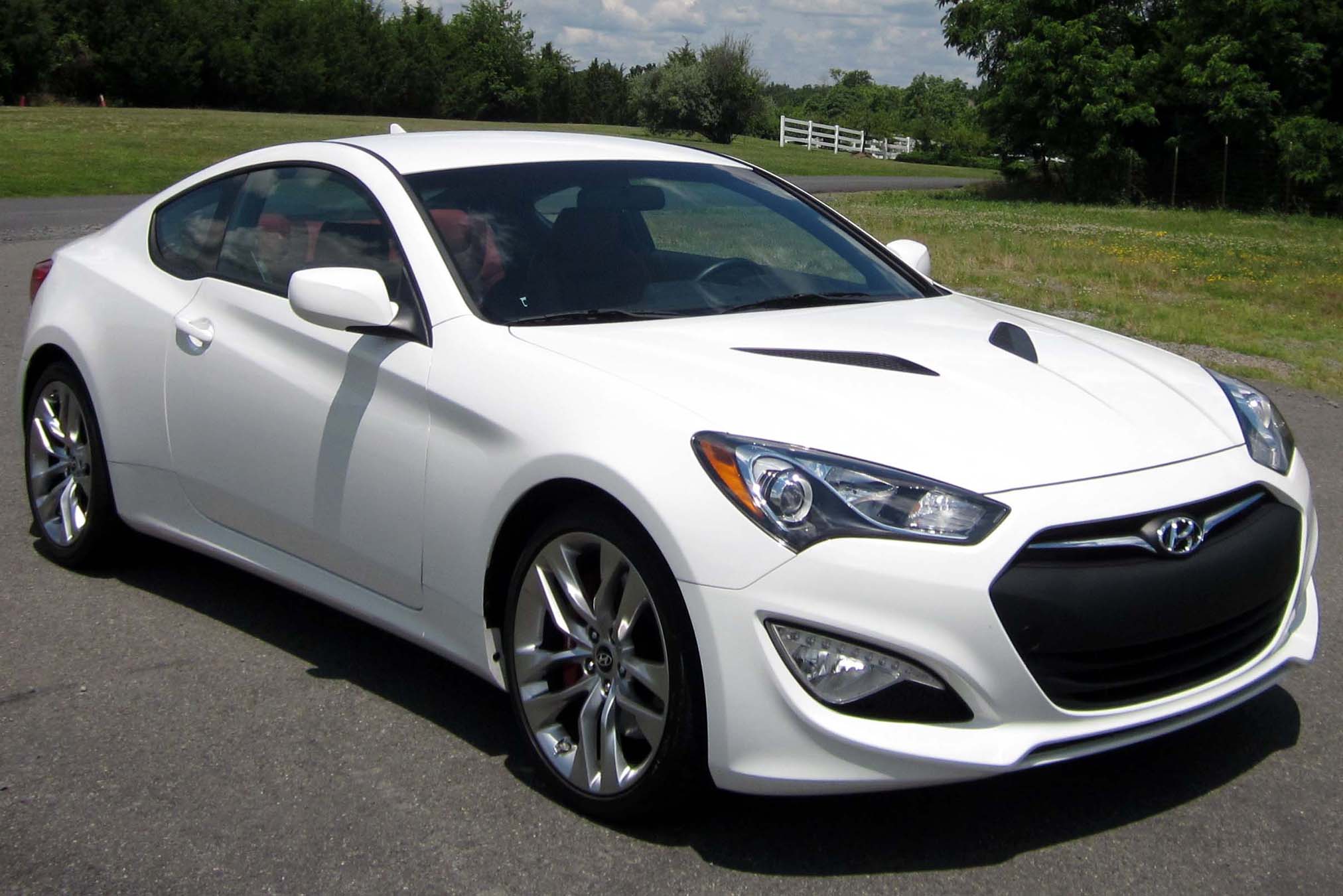 2013 Hyundai Genesis coupe 3.8 R-Spec l&agrave; một trong những mẫu xe &ocirc; t&ocirc; thể thao gi&aacute; rẻ trang bị nhiều thiết bị hiện đại