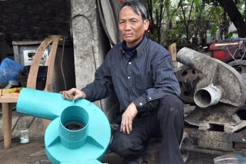 &Ocirc;ng Trần Quang Phụ c&ugrave;ng s&aacute;ng chế chiếc m&aacute;y x&uacute;c tự chế